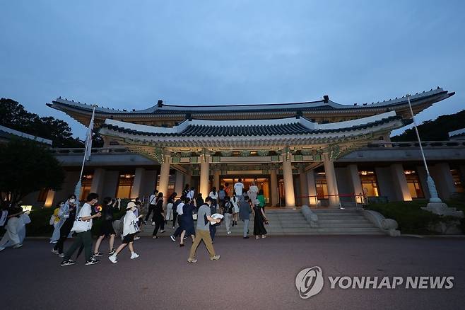 '청와대 한여름 밤의 산책' (서울=연합뉴스) 김도훈 기자 = 20일 청와대 야간 개방 행사인 '청와대 한여름 밤의 산책' 행사에 참여한 시민들이 본관을 둘러보고 있다. 
    청와대 야간 관람은 다음 달 1일까지(화요일 휴무) 사전 신청과 추첨을 거쳐 선정된 관람객 1천200명을 대상으로 진행된다. 2022.7.20 superdoo82@yna.co.kr