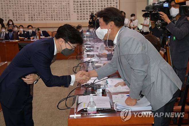 기동민 야당 간사와 인사하는 한동훈 법무부 장관 (서울=연합뉴스) 하사헌 기자 = 한동훈 법무부 장관이 28일 오전 서울 여의도 국회에서 열린 법제사법위원회 전체회의에 출석해 야당 간사인 더불어민주당 기동민 의원과 
인사하고 있다. 2022.7.28 [국회사진기자단] toadboy@yna.co.kr