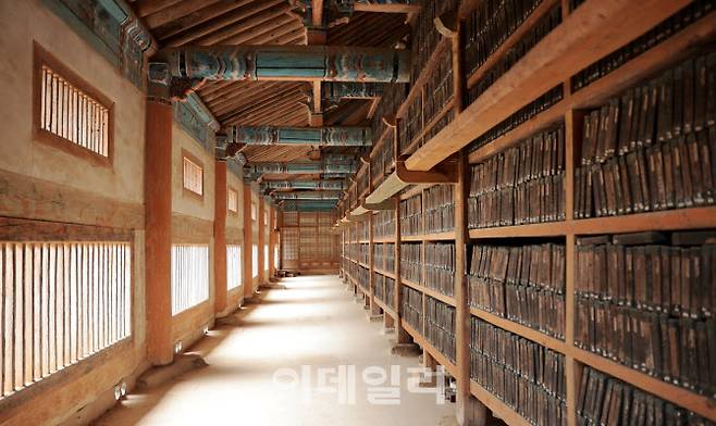 경남 합천 가야산 자락의 자리한 해인사에서는 유네스코 세계문화유산이자 국보인 팔만대장경과 장경판전이 엄격하게 관리하고 있다. 사진은 팔만대장경을 보관하는 장경판전 법조전 내부의 모습. 이 건물에는 팔만대장경을 수백년간 온전하게 보존할 수 있었던 우리 선조들의 정성과 지혜가 담겨 있다.