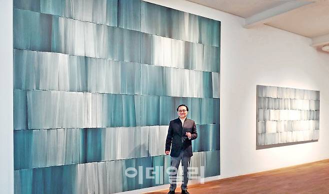 작가 심문섭이 서울 종로구 평창동 가나아트센터에 건 회화작품 ‘제시: 섬으로’(The Presentation: To the Island·2020) 앞에 섰다. 작품은 1000호(400×360㎝) 규모다. ‘물(物)에서 물(水)로’란 전시명으로 연 개인전은 ‘조각가 심문섭’의 회화작품, 특히 압도적인 ‘대작 행렬’이 포인트다. 오른쪽으로는 300호(160×300㎝) 규모의 ‘제시: 섬으로’(2016)를 걸었다(사진=오현주 문화전문기자).