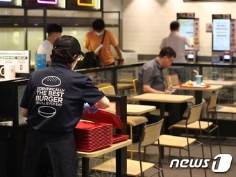 서울의 한 가게에서 아르바이트생이 업무를 보고 있다. (뉴스1DB) ⓒ News1 신웅수 기자