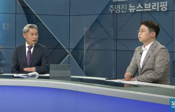 주영진 SBS 앵커(왼쪽)와 장예찬 전 대통령직인수위 청년소통TF 단장/SBS 유튜브