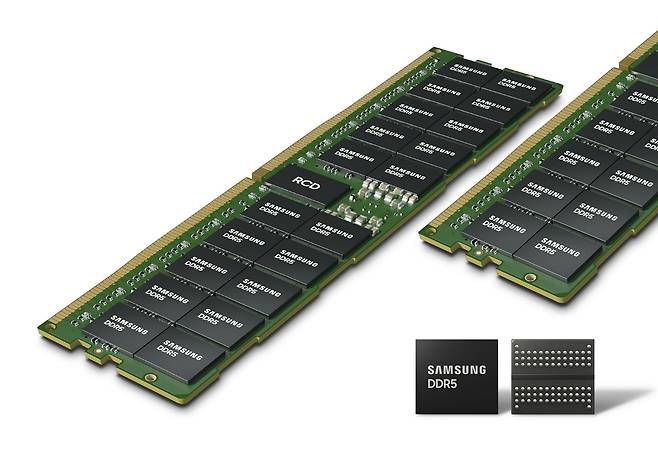 삼성전자가 공개한 업계 최선단 14나노 DDR5 D램. /삼성전자 제공