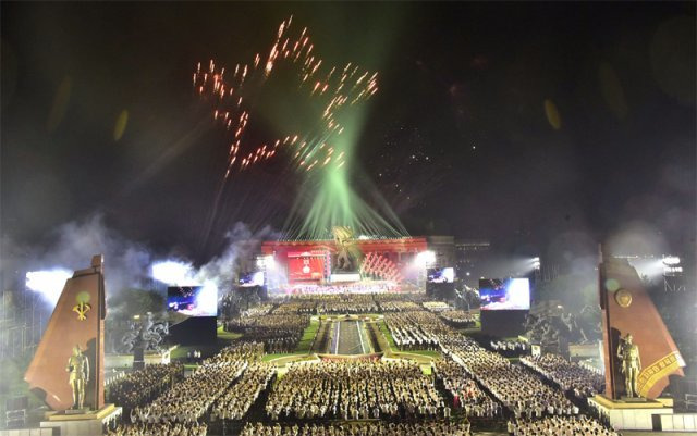 북한은 27일 그들이 칭하는 조국해방전쟁(한국전쟁)에서 승리했다고 주장하며,‘전승절‘ 69주년 기념행사를 성대히 진행했다. 경제난 속에서도 불꽃놀이와 항공육전병의 강하 기교, 전투기의 기교 비행, 드론쇼 등 다양한 행사들이 열렸다. 평양=노동신문/뉴스1