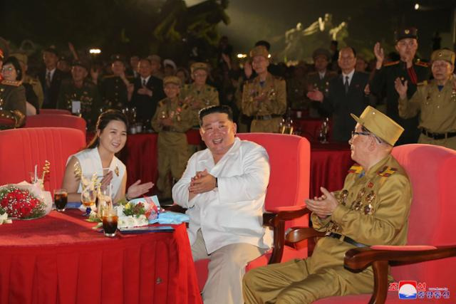 북한 김정은 국무위원장이 27일 평양 조국해방전쟁승리기념탑 앞에서 열린 '전승절' 기념행사에 부인 리설주 여사와 참석했다고 조선중앙통신이 28일 보도했다. 평양=조선중앙통신 연합뉴스