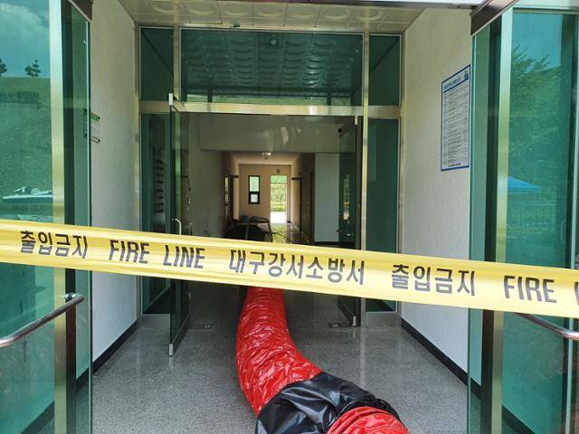 지난 20일 저류조 청소에 투입된 인부가 사망한 대구 달성군 다사읍 죽곡리 죽곡정수사업소 배출수 처리시설 입구에 출입금지선이 설치돼 있다. 류수현 기자