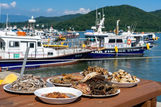 충남 보령군 천북면 학성2리는 천수만 어귀에 있다. 젓갈이 많이 팔려나가 예부터 ‘젓떼기마을’로 불렸고, 그 식문화가 지금도 전해온다. 돌게장·소라장·대하장 등 군침 도는 먹거리가 즐비하다.