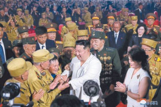 김정은 북한 국무위원장이 지난 27일 평양 조국해방전쟁승리기념탑 앞에서 열린 전승절 69주년 기념행사에 참석하고 있다. [연합뉴스]