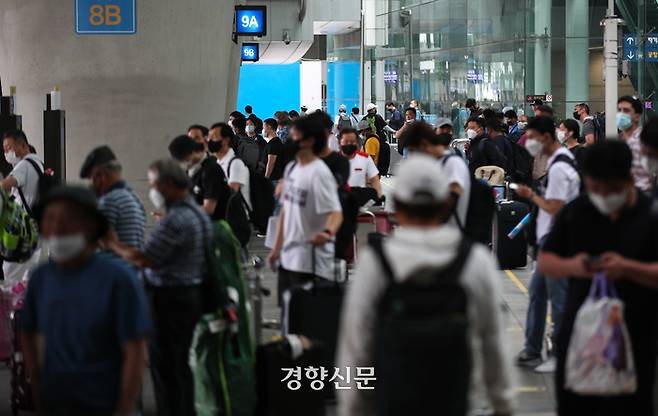 지난 8일 인천공항 1터미널 입국장 버스정류장이 여행객들로 붐비고 있다. 성동훈 기자