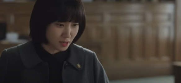 '이상한 변호사 우영우' 5화에서 우영우가 권민우의 계략에 화가나 "이 권모술수 권민우가!"하며 화를 내는 장면. 영상 캡쳐.