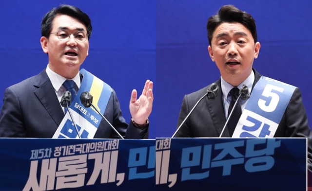 박용진 더불어민주당 당대표 예비후보(왼쪽)와 강훈식 더불어민주당 당대표 예비후보(오른쪽)가 각각 28일 오후 서울 여의도 국회 의원회관에서 열린 더불어민주당 당대표 및 최고위원 선출을 위한 예비경선대회에서 정견 발표를 하고 있다. 공동취재사진