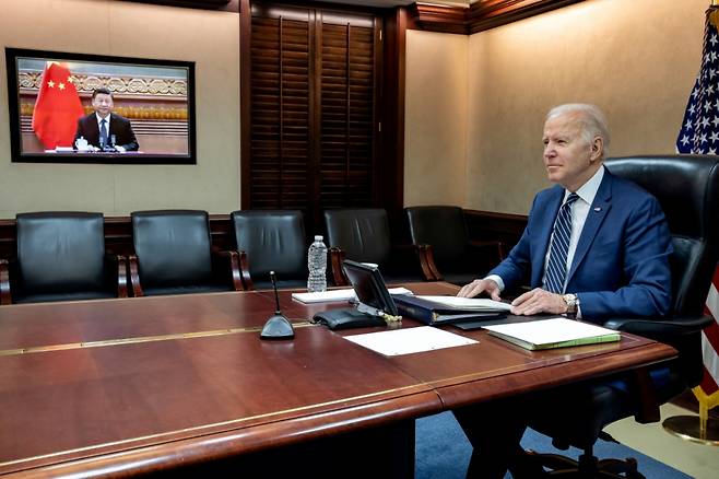 U.S. President Joe Biden holds virtual talks with Chinese President Xi Jinping from the Situation Room at the White House in Washington, U.S., March 18, 2022. The White House/Handout via REUTERS. /사진=로이터=뉴스1