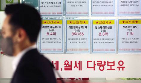 이달 말로 임대차법 시행 2년을 맞는 가운데 임대차계약 갱신을 둘러싸고 임대인과 임차인의 갈등이 급증하고 있는 것으로 나타났다. 29일 서울 시내 부동산중개업소 앞에 매물안내문이 붙어있다. [연합]