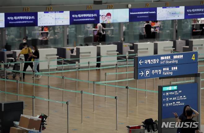 [인천공항=뉴시스] 고승민 기자 = 코로나19가 다시 확산 조짐을 보이면서 해외 여름휴가를 앞둔 사람들의 고민이 깊어졌다. 여기에 높아진 환율과 항공료까지 겹치면서 해외여행을 취소하거나 국내여행으로 발길을 돌리는 경우도 늘고 있다. 사진은 지난 25일 인천국제공항 1터미널 출국장 모습. 2022.07.25. kkssmm99@newsis.com