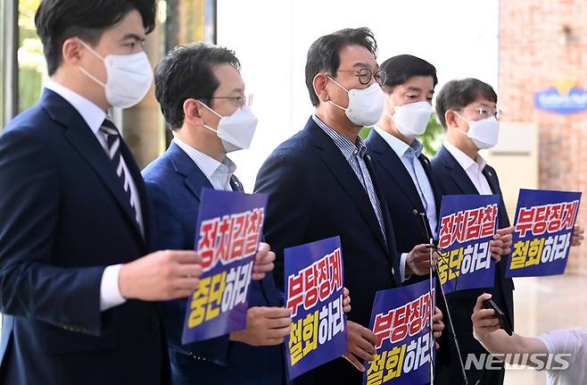 [서울=뉴시스] 김선웅 기자 = 국회 행정안전위원회 야당 간사인 김교흥 더불어민주당 의원을 비롯한 행안위원들이 경찰서장 회의 부당징계 관련해 29일 오전 서울 서대문구 경찰청에 항의 방문해 사전 브리핑을 하고 있다. 왼쪽부터 오영환, 천준호, 김교흥, 이해식, 최기상 의원. (공동취재사진) 2022.07.29. photo@newsis.com