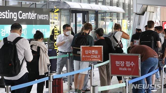 [인천공항=뉴시스] 조성우 기자 = 코로나19 신규 확진자가 8만5320명으로 집계된 29일 오후 인천국제공항 제1여객터미널 코로나19 검사센터에서 해외 입국자들이 검사를 받기 위해 대기하고 있다. 2022.07.29. xconfind@newsis.com