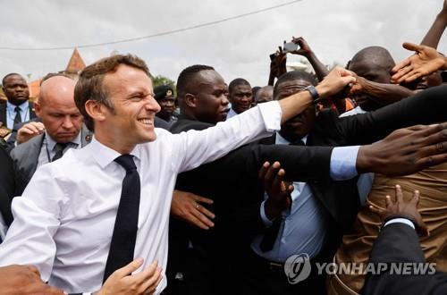 기니비사우 찾은 마크롱 프랑스 대통령 (비사우 AFP=연합뉴스) 에마뉘엘 마크롱 프랑스 대통령이 28일(현지시간) 기니비사우 수도 비사우의 대통령궁 앞에 있는 군중과 악수하고 있다. 2022.7.28 photo@yna.co.kr