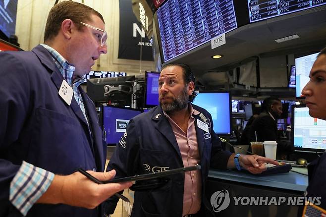 NYSE 입회장에 트레이더들의 모습