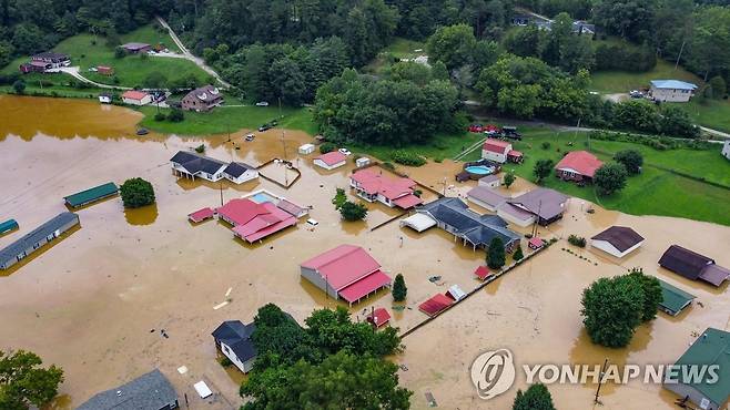 홍수로 물에 잠긴 美 켄터키주 주택들 (워싱턴 AFP=연합뉴스) 28일(현지시간) 미국 켄터키주 잭슨의 주택들이 인근을 흐르는 노스 포크 켄터키강의 범람으로 물에 잠겨 있다. 켄터키주 주지사는 이 홍수로 현재까지 최소 3명이 숨졌다고 밝혔다. 2022.7.29 alo95@yna.co.kr