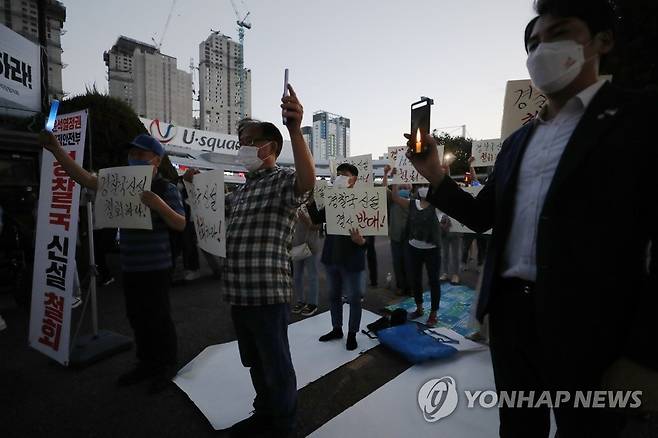 '경찰국 신설 철회' 촛불집회 (광주=연합뉴스) 차지욱 기자 = 29일 오후 광주 유스퀘어 앞에서 광주·전남 경찰과 시민단체들이 경찰국 신설 철회를 촉구하는 촛불 문화제를 열고 있다. 2022.7.29 uk@yna.co.kr