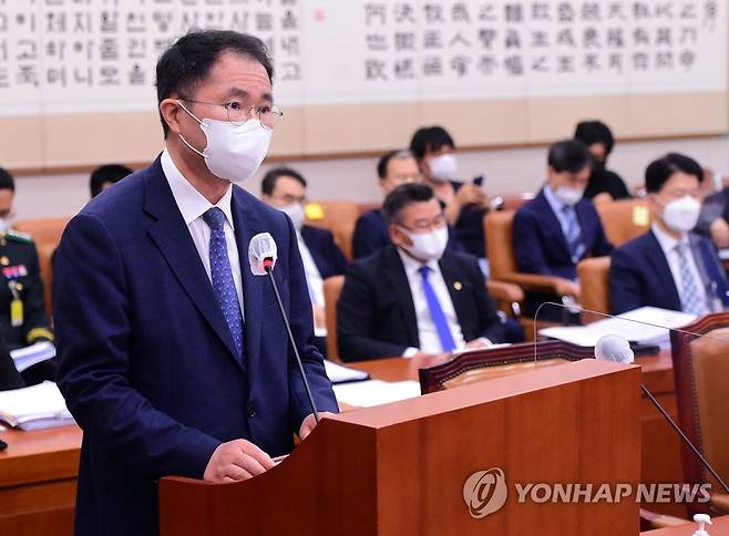 여운국 공수처 차장 업무보고 (서울=연합뉴스) 이정훈 기자 = 29일 오후 국회에서 열린 법제사법위원회 전체회의에서 여운국 고위공직자범죄수사처 차장이 업무보고를 하고 있다. 2022.7.29 [국회사진기자단] uwg806@yna.co.kr