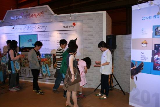 ▲ 다양한 행사를 즐기는 사람들