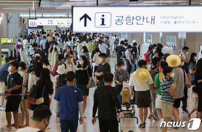 29일 오전 서울 강서구 김포공항 국내선 출국장이 여름 휴가를 떠나는 여행객들로 북적이고 있다. 2022.7.29/뉴스1 ⓒ News1 신웅수 기자