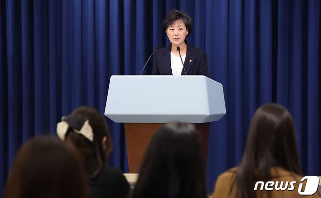 박순애 사회부총리 겸 교육부 장관이 29일 용산 대통령실에서 윤석열 대통령에게 교육부 업무보고를 마친 뒤 브리핑 하고 있다. (대통령실사진기자단) 2022.7.29/뉴스1 ⓒ News1 안은나 기자