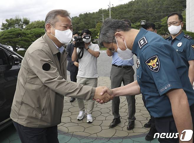 이상민 행정안전부 장관이 30일 오후 울산경찰청을 찾아 박성주 울산경찰청장과 인사하고 있다. 2022.7.30/뉴스1 ⓒ News1 윤일지 기자