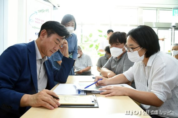 김동근 의정부시장(왼쪽) 29일 찾아가는 현장 시장실 운영. 사진제공=의정부시