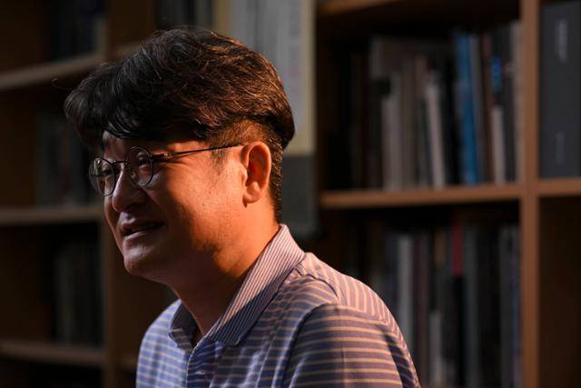 광화문광장 재구조화 사업에 유물 발굴 관련 학술자문위원으로 참여한 신희권 서울시립대 교수가 22일 서울 동대문구 서울시립대 연구실에서 본보와 인터뷰를 하고 있다. 이한호 기자