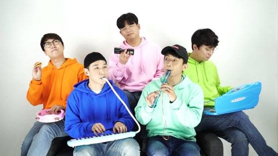 브금대통령 멤버들. 왼쪽부터 '지니', '영구', '지우', '오케왕', '야말'. [사진 브금대통령]