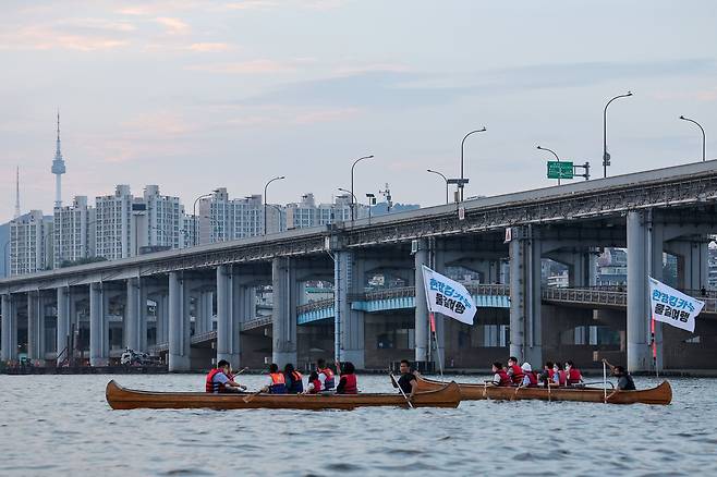 29일 오후 킹카누를 탄 시민들이 서울 반포대교를 뒤로 하고 시원한 강바람을 맞으며 노를 젓고 있다. 우상조 기자