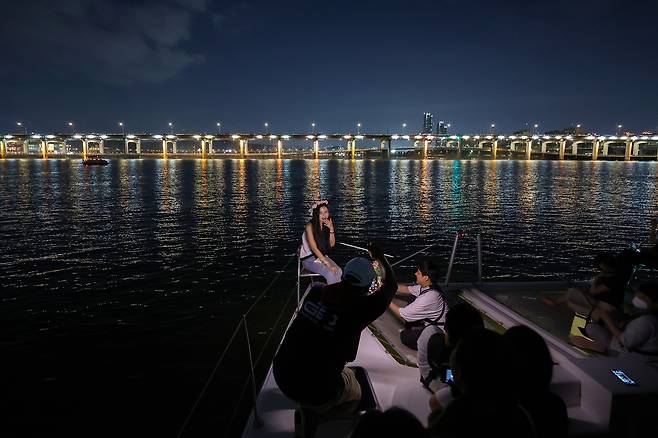 29일 오후 레인보우브릿지 요트페스티벌에 참여한 한 커플이 프로포즈 포즈를 하고 기념 사진을 찍고 있다. 우상조 기자