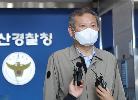 이상민 행정안전부 장관이 30일 오후 울산경찰청을 방문한 후 취재진 질문에 답하고 있다. 연합뉴스