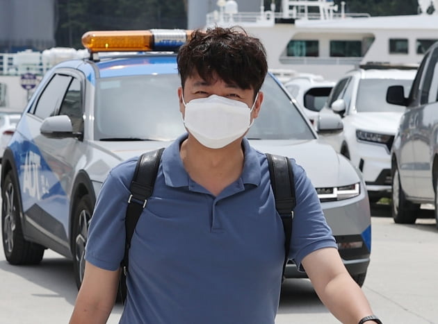 국민의힘 이준석 대표가 27일 경북 울릉군 사동항 여객터미널에서 선박 탑승을 위해 이동하고 있다. /사진=연합뉴스