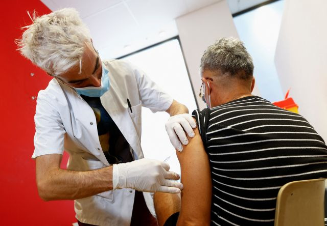 27일(현지시간) 프랑스 남부 니스에서 한 남성이 원숭이두창 백신을 접종받고 있다. 세계보건기구(WHO)는 이니라 원숭이두창 발병 사례가 78개국에서 1만8000 건을 넘어서는 등 확산세를 이어가고 있다고 밝혔다. 연합뉴스