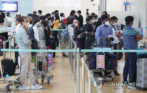 휴가철을 맞아 해외여행객이 증가하는 가운데 지난 28일 오후 인천국제공항 제1터미널 출국장에서 여행객들이 출국 소속을 위해 대기하고 있다. [사진 = 연합뉴스]