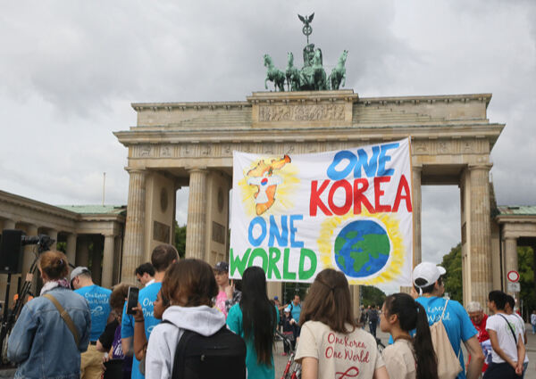 한국전쟁 정전협정일인 지난 27일 독일 베를린 브란덴부르크 문 일대에서 ‘피스로드 2022 베를린’ 대회가 열리고 있다. 