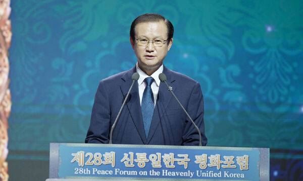 제28회 신통일한국 평화포럼 연단에 선&nbsp;이기성 천심원장