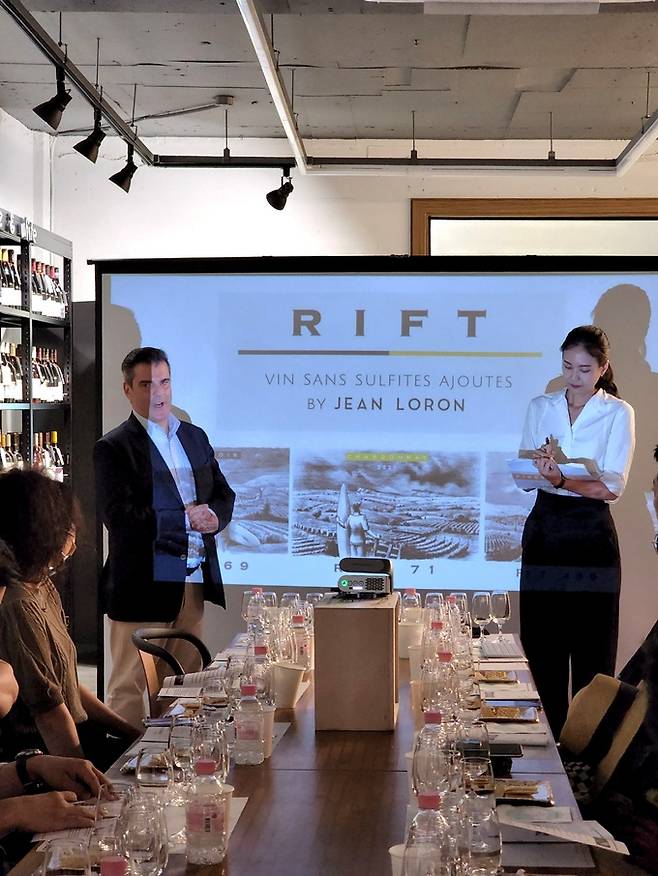 메종 장 로롱 와인을 설명하는&nbsp;&nbsp;장 프랑수아 샤보