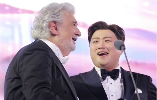 Singer Kim Ho-joong wobbles at a word from Placido DomingoOn KBS 2TV Boss in the Mirror (hereinafter referred to as Donkey Ears), which will be broadcast on the 31st, a historic performance scene with Kim Ho-joong and Vocal Music Legend Placedo Domingo will be unveiled.On the day, the audience filled with 6,200 seats, and Domingo opened the stage with a solo song with a downside grace.Kim Ho-joong, who watched Domingos stage, which was his Idol, closer than anyone else, admired it, saying, It is believed to be the voice of your country.In the meantime, the cast members who watched Domingo, who did not spare encouragement and advice to Kim Ho-joong, who was nervous waiting for the next turn, and Kim Ho-joong, who took care of Domingo both on and off the stage, smiled with joy.Kim Ho-joong also thanked Domingo for encouraging him to say, Dont worry, the show has already started.Since then, while singing the last song of the Duets performance, My Way, Kim Ho-joong suddenly approached Domingo and said that an unexpected situation occurred. What happened was the story of Kim Ho-joong and Domingos historic Duets performance.On the other hand, the cast members who were wondering about Kim Ho-joong, who had been talking to Domingo who came to his waiting room after the performance, were surprised to see the subtitles in the translated video, adding to the question of what they had said.Kim Ho-joong and Domingos Duets performances will be available at 5 pm on the 31st at the Donkey Ear.Photo: KBS