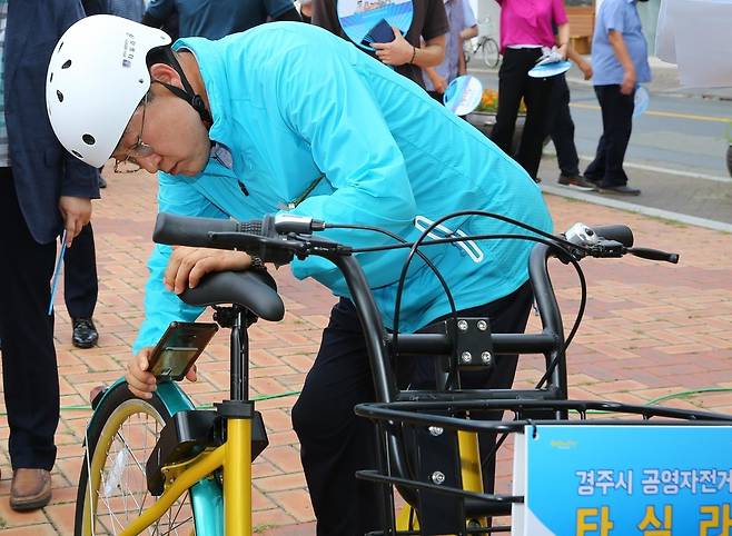 지난 7일 스마트폰으로 '타실라'를 빌리고 있는 주낙영 경주시장 [경주시 제공. 재판매 및 DB 금지]