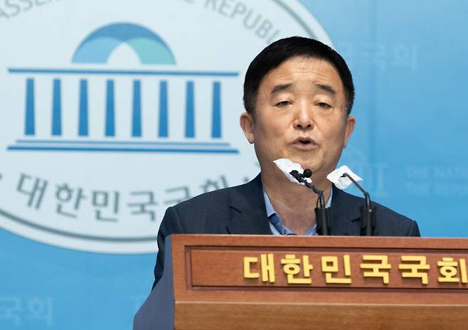 강득구 더불어민주당 의원이 31일 오전 서울 여의도 국회 소통관에서 초등학교 입학 연령 하향 철회 촉구 기자회견을 하고 있다. (사진=국회사진기자단)