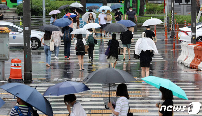 제5호 태풍 '송다'가 북상 중인 31일 서울역 앞에서 시민들이 우산을 쓴 채 걷고 있다. 2022.7.31/뉴스1 ⓒ News1 조태형 기자
