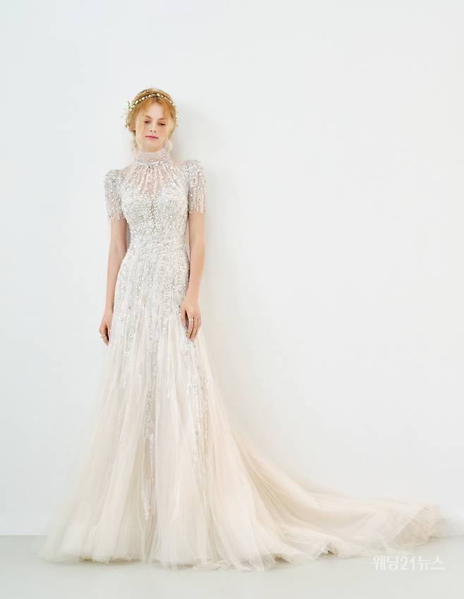 사진 : 웨딩드레스 쥬빌리브라이드(청담점, 대구점, 인천점, 수원점, 대전점, 광주점, 전주점, 청주점, 제주점, 포항점, 천안점), 스튜디오 Art Photography DADA, 포토그래퍼 김욱, 모델 리아, 헤어 이다(Mimm) 메이크업 강지원(Mimm), 스타일링 박소현, 제품협찬 로즈블랑, 장 폴 클라리쎄