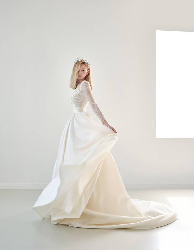 사진 : 웨딩드레스 쥬빌리브라이드(청담점, 대구점, 인천점, 수원점, 대전점, 광주점, 전주점, 청주점, 제주점, 포항점, 천안점), 스튜디오 Art Photography DADA, 포토그래퍼 김욱, 모델 리아, 헤어 이다(Mimm) 메이크업 강지원(Mimm), 스타일링 박소현, 제품협찬 로즈블랑, 장 폴 클라리쎄