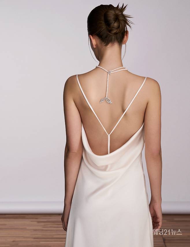 사진 : 에디터 조윤예, 드레스 이승진웨딩, 헤어 미영(보보리스) 메이크업 박소연(연화메이크업), 포토그래퍼 김보하(더써드마인드 스튜디오), 제품협찬 그라프, 불가리, 쇼메, 타사키, 티파니