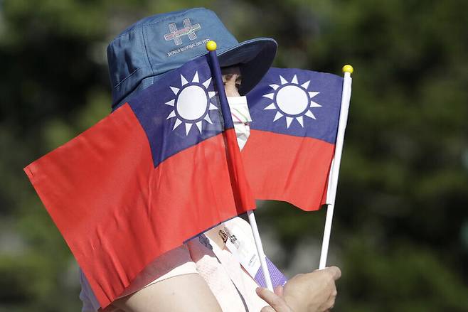 지난해 10월10일 한 시민이 대만 타이베이에서 열린 건국기념일 행사에서 대만 국기를 들고 있다. AP 연합뉴스