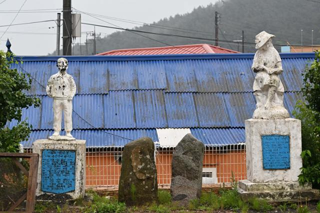 지금은 다른 건물이 들어선 옛 고대도 분교 운동장에 쓸쓸하게 서 있는 동상만이 분교가 있었다는 사실을 알려주고 있다. 보령=왕태석 선임기자